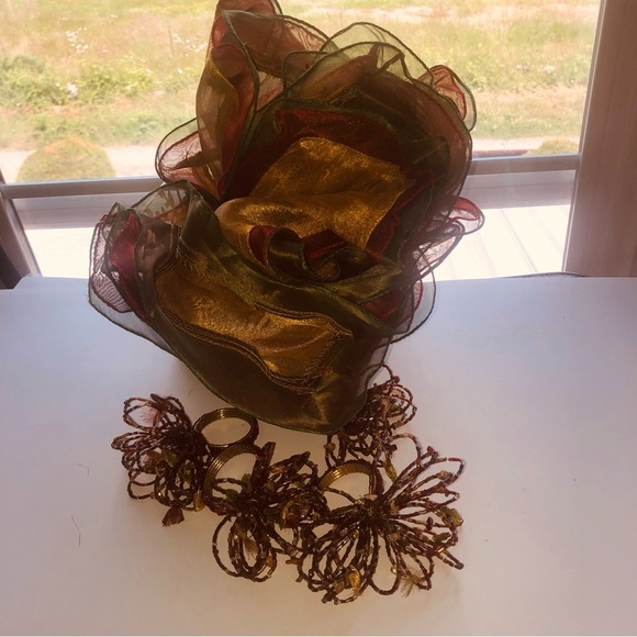 A Basket with four napkins and napkin holders, delicious looking colours - Picture 12 of 12